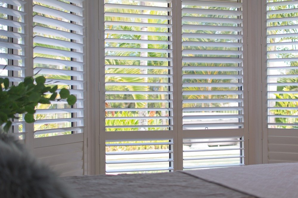 Luxury,White,Indoor,Plantation,Shutters,In,Bedroom,-,Selective,Focus